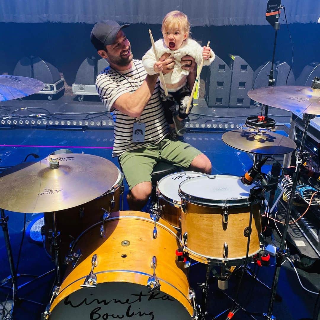 マシュー・カマのインスタグラム：「Had a special guest drummer at our show last night ...」