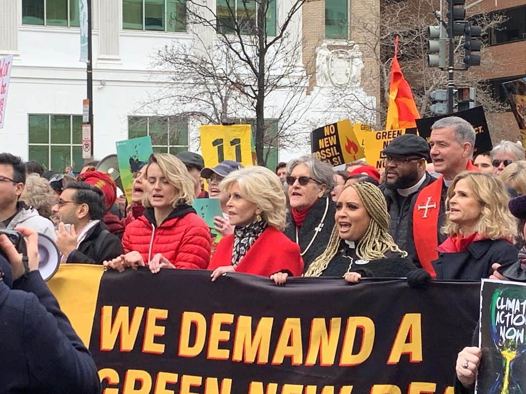 ケヴィン・ベーコンさんのインスタグラム写真 - (ケヴィン・ベーコンInstagram)「@kikkosedg in DC to protest our leaders inactivity on this climate crisis. #firedrillfriday @janefonda」12月7日 3時05分 - kevinbacon