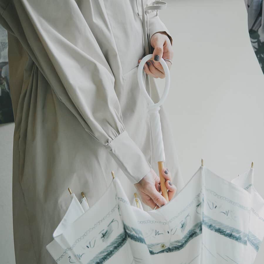 前田エマさんのインスタグラム写真 - (前田エマInstagram)「#前田エマの東京ぐるり  @fudge_magazine  今回は清澄白河にある傘の店 #コシラエル @cocilaelle_honten へ☔︎ ひとつひとつ、手描きだったり刺繍だったり…。取っ手やボタンのディテールもすごいんだ。作品としての道具のわくわくを是非。 写真はおさちゃん @osada__  ワンピース @shop_ir プロフィール欄のURLからご覧ください」12月7日 8時48分 - emma_maeda