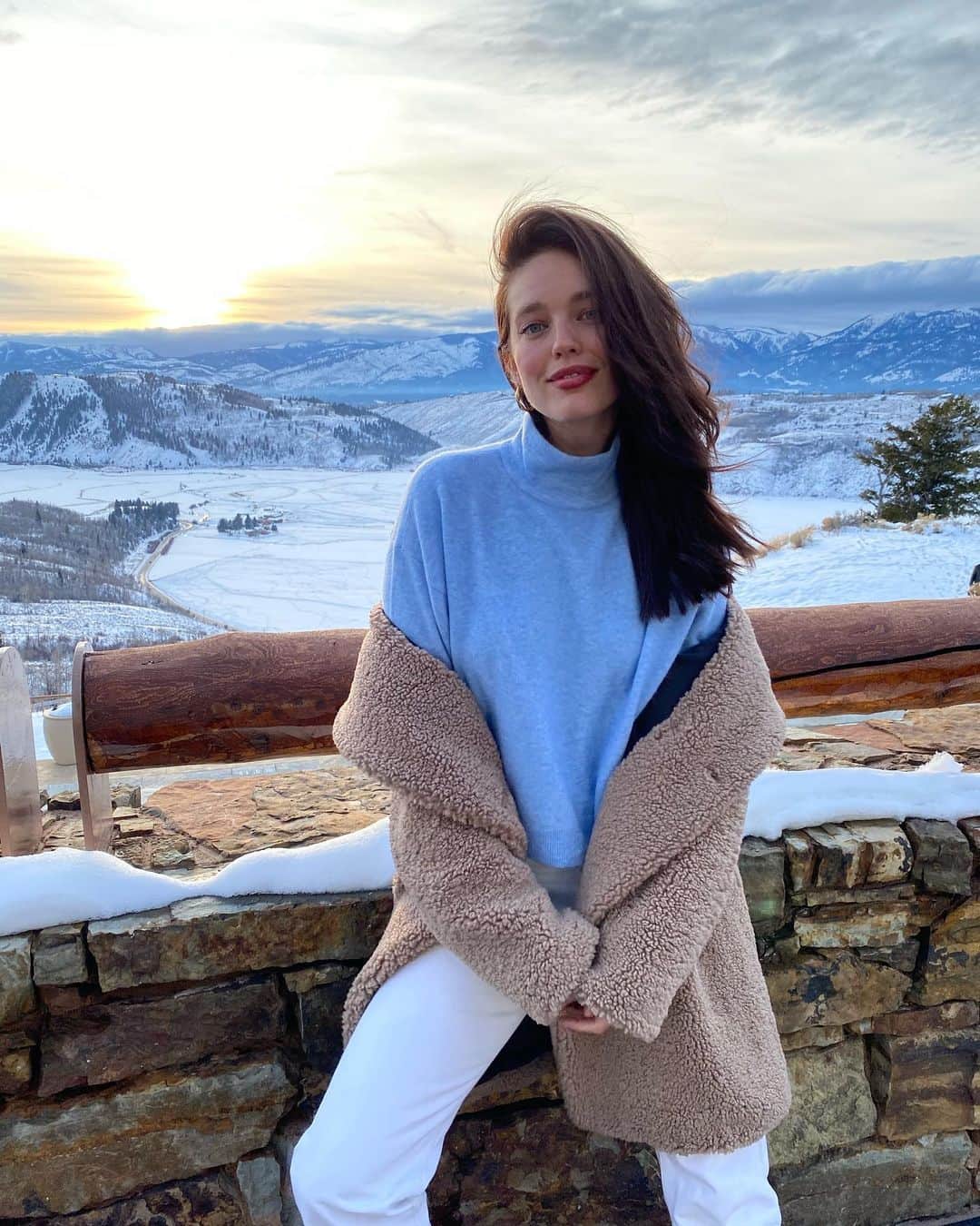 のインスタグラム：「My happiest place. ❤️ Just landed in one of my favorite places in the world. I fell in love with Jackson Hole last year when I came for a ski trip. I love how peaceful and restorative the mountains are. Where is your happy place? ❄️ ❤️ @netaporter」