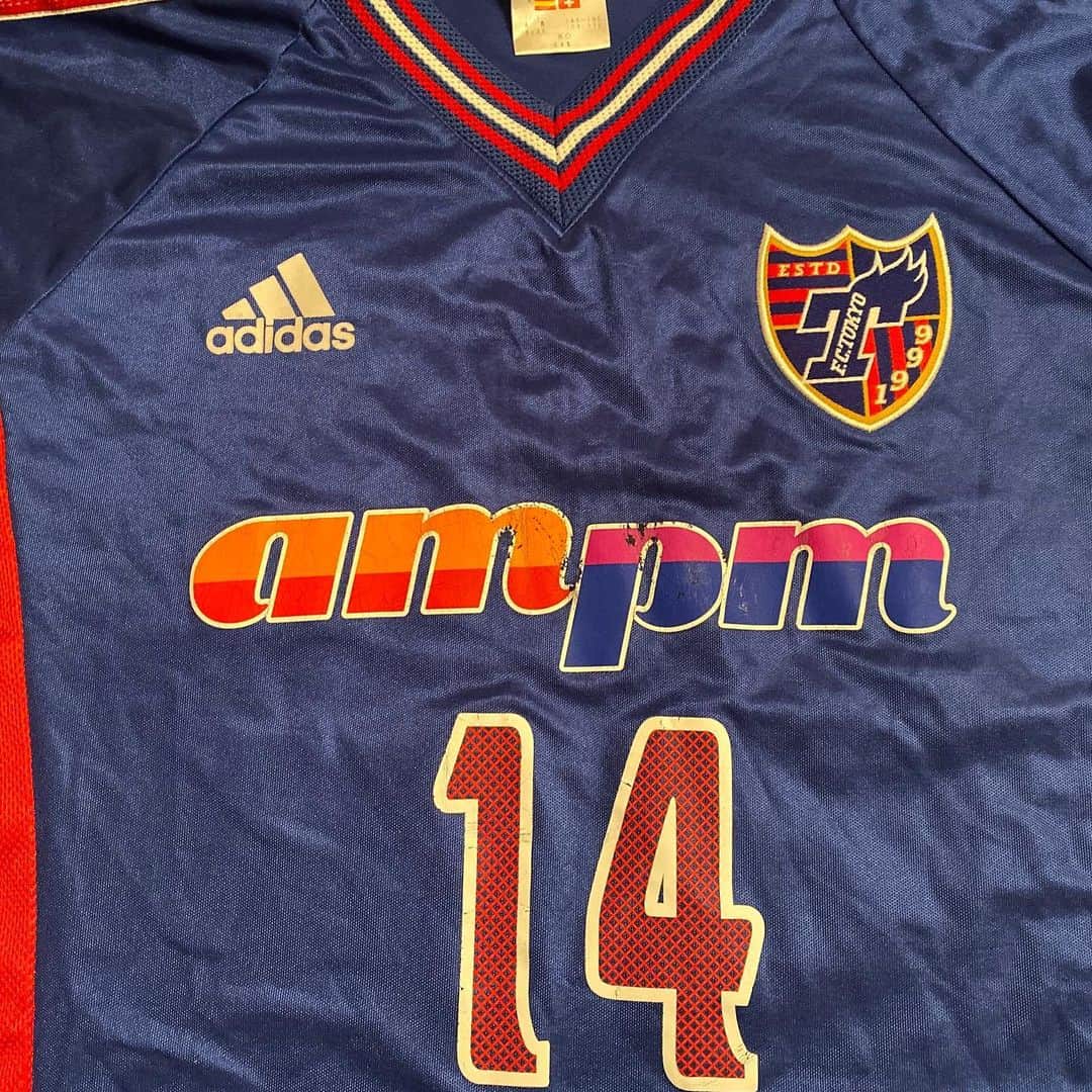 植田朝日のインスタグラム：「🔵🔴 J1に昇格して最初の試合が2000年の横国でのマリノス戦。  で、勝って歌ったな〜！w ♫ J1なんてラララララララ〜ラ〜　って。  あれから19年経って過去最高順位とACL出場を確定させ、優勝をかけて横国でマリノス戦とか最高でしかない！w  楽しんで獲りに行こう‼^_^️ #tokyo12」
