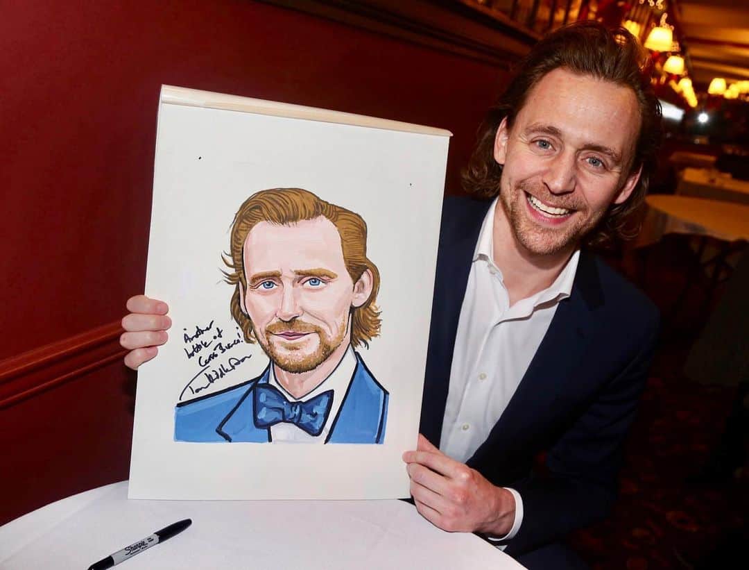 トム・ヒドルストンのインスタグラム：「What an honour! Yesterday I was presented with a caricature at Sardi’s, a part of Broadway history. I’m so grateful that they’ve made a space on the wall for me. They do very good prosciutto & melone!  I’ve never performed on Broadway before.  It’s been such an extraordinary experience, one I haven’t fully organised in my mind yet. I’m sure over the next few days and weeks, many thoughts and feelings will come to the fore. It’s been a privilege to be part of the theatre community in New York, and to perform on stage here. Thank you to everyone who helped to make it happen.  #BetrayalBroadway 📷: @bruglikas」