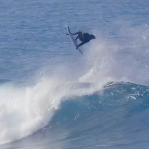 のインスタグラム：「It’s a bird, it’s a plane...it’s the @surfer_magazine ‘Maneuver of the Year!’ 🤯 Replay this ridiculousness and help us huck a huge, heartfelt congratulations to Maui madman @mattmeola for taking home the honor last night at the 2019 #SurferAwards.🏆 Minds blown, smiles a mile wide. #Sanuk SmilePassItOn」