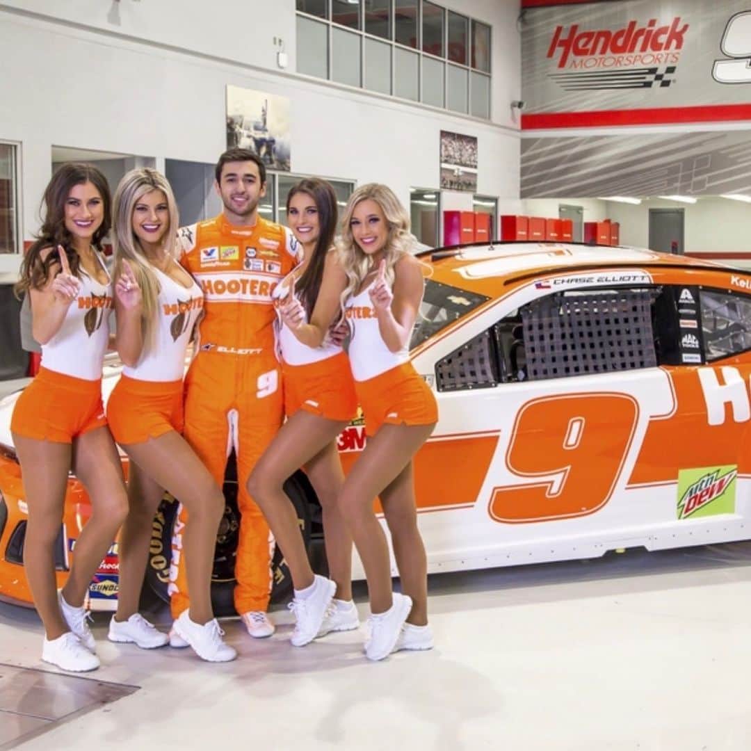 Hootersさんのインスタグラム写真 - (HootersInstagram)「A HUGE congrats to our favorite guy @chaseelliott9 on winning the NMPA #MostPopularDriver award for the second consecutive year! 🏆  We truly have the best fans in the sport 👊 #di9」12月7日 3時35分 - hooters