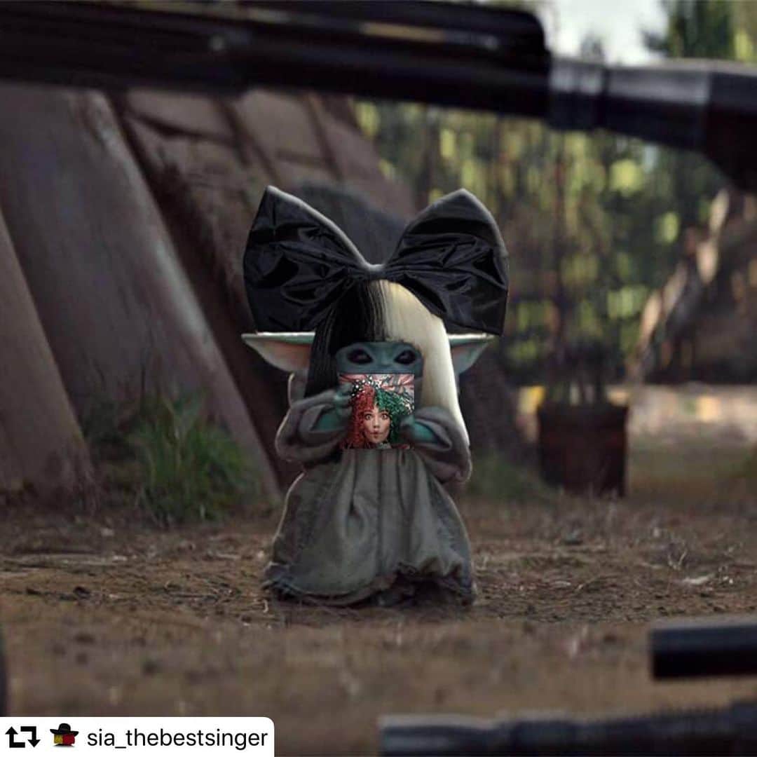 シーアさんのインスタグラム写真 - (シーアInstagram)「Baby Yoda knows 🎄 ❄️ ⛄️- Team Sia #EverydayIsChristmas  #repost @sia_thebestsinger」12月7日 3時36分 - siamusic
