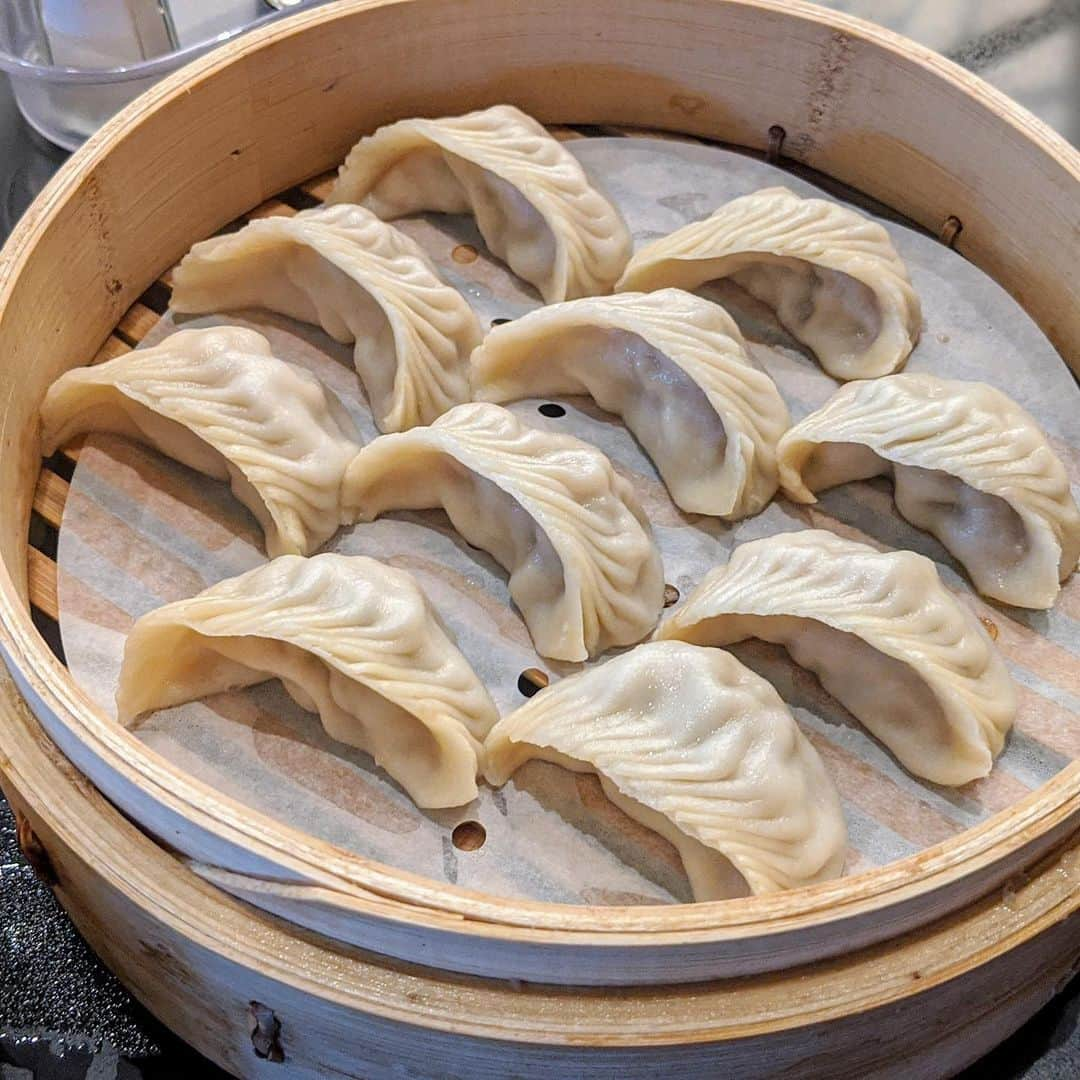 Eater LAさんのインスタグラム写真 - (Eater LAInstagram)「Our Eater LA editor @mattatouille says that while the soup dumplings are usually the star of the show at @dintaifungusa, the unsung hero of the menu might be these more traditional-looking shrimp and pork dumplings that have a bit of soup too, giving each bite a juicy, savory punch. 🥟 Hashtag #eaterla on your best photos for a chance to be featured.」12月7日 3時36分 - eater_la