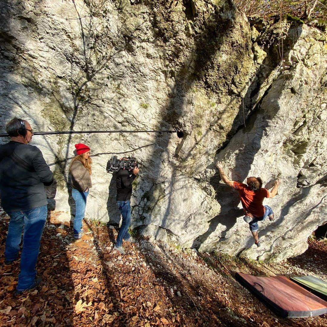 フレッド・二コルのインスタグラム：「Some work can be fun. Sunny and dry day out filming for a little documentary about my brother @francois_rock_nicole and myself by the @radiotelevisionsuisse  that will be out end of February. #bouldering #climbing @fiveten_official @e9clothing_official @blackdiamond @climbskinspain pic by @savetheearth」