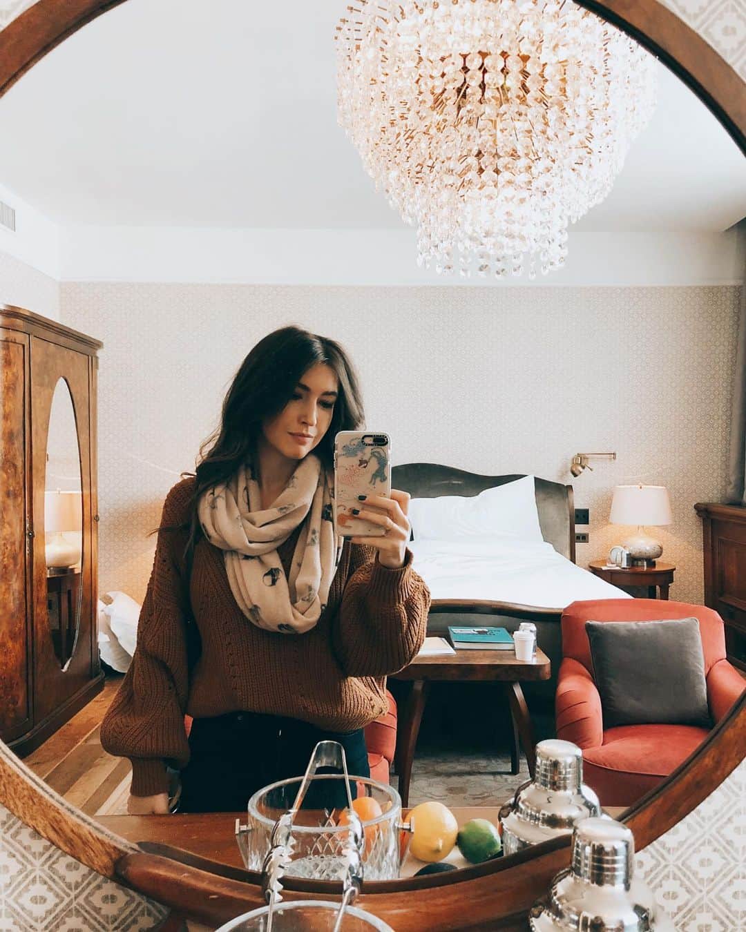 ケイト・ボイージェルのインスタグラム：「bundled up and ready to brave the chilly December temps on this tour! Chicago, you are even colder than i remember but I can’t wait to see you all tonight! ❄️🎵☃️ playing @elboroomlive tonight at 8- don’t miss it! . Tix - https://www.ticketweb.com/event/kate-voegele-elbo-room-chicago-tickets/9949055?REFERRAL_ID=tmfeedbuyat219208」