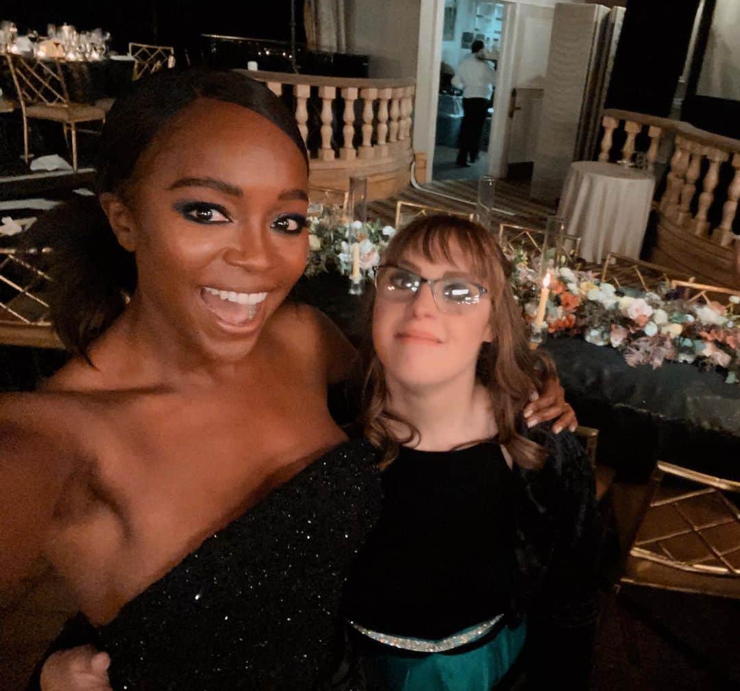 アジャ・ナオミ・キングのインスタグラム：「So grateful to have met this incredible and inspiring woman. Thank you @brittanysbaskets for your heart and spirit and congratulations on being the L’Oréal Paris National #WomenofWorth Honoree!!!!!! 😍😍😍😍 ... The first words most parents hear in response to the birth of a child with Down syndrome are “I’m sorry.” And there are about 6,000 babies born with Down syndrome in the U.S. each year who will have to contend with their worth being challenged. Challenged by those who take little time to understand that people with down syndrome might experience the world in a different way, but their experiences are no less beautiful than your own. Thirty years ago, Brittany Schiavone was one such baby. And this baby girl grew up in a loving family that never underestimated her. Determined to share the love she experienced from her family with others, Brittany created Brittany’s Baskets of Hope with the mission of spreading hope and resources to families of children with down syndrome, by delivering baskets of handmade baby items and resources to help them on their journey. Through her work, Brittany is empowering an often-overlooked community, reminding us that we’re all worth it. Most importantly, she reminds us to never underestimate the life-changing power of kindness and love. I’m so inspired by Brittany’s powerful story, and the time and love she shares with others not only makes her a great woman of worth but also an exceptional human being. Brittany highlights the importance of embracing and loving one another – exactly as we are! @lorealmakeup」