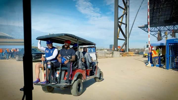 デライノ・デシールズ・ジュニアのインスタグラム：「We had a fun time breaking in @globelifefield 😎.」