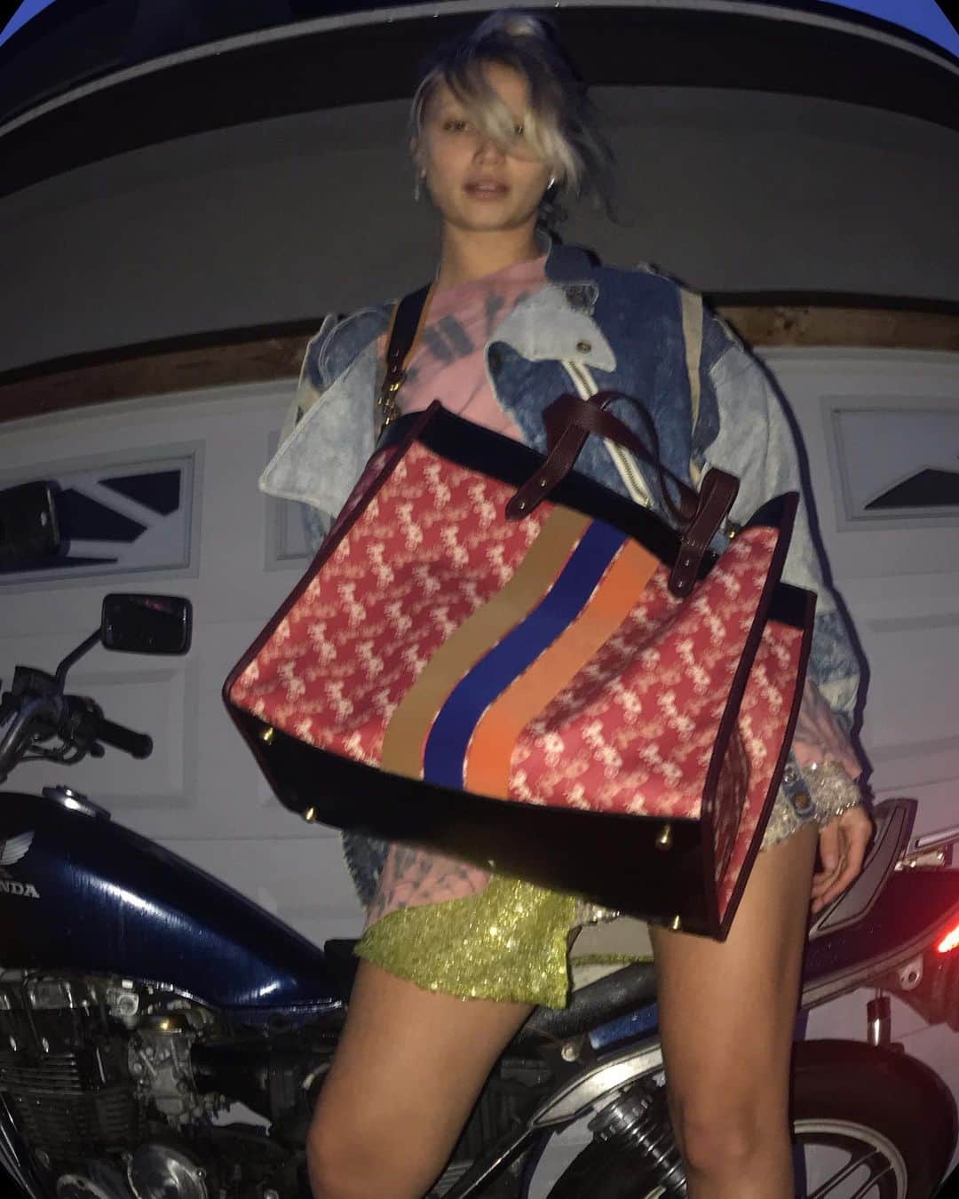 ケイリン・ルッソのインスタグラム：「Live fast. Drive slow @coach #coachny #wonderforall」