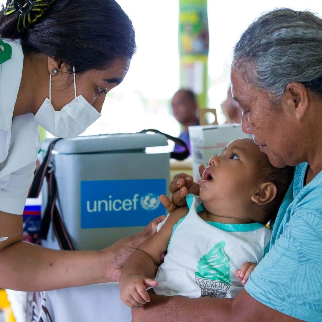 unicefさんのインスタグラム写真 - (unicefInstagram)「Baby Polu is now safe from an outbreak of measles that is rapidly spreading through Samoa. Misinformation and fears among parents contributed to a huge fall in the country’s vaccination coverage from 80% in 2017 to 40% last year. But we're delivering supplies and building trust in the fact that #VaccinesWork. © UNICEF Pacific/2019/Stephen」12月7日 4時40分 - unicef