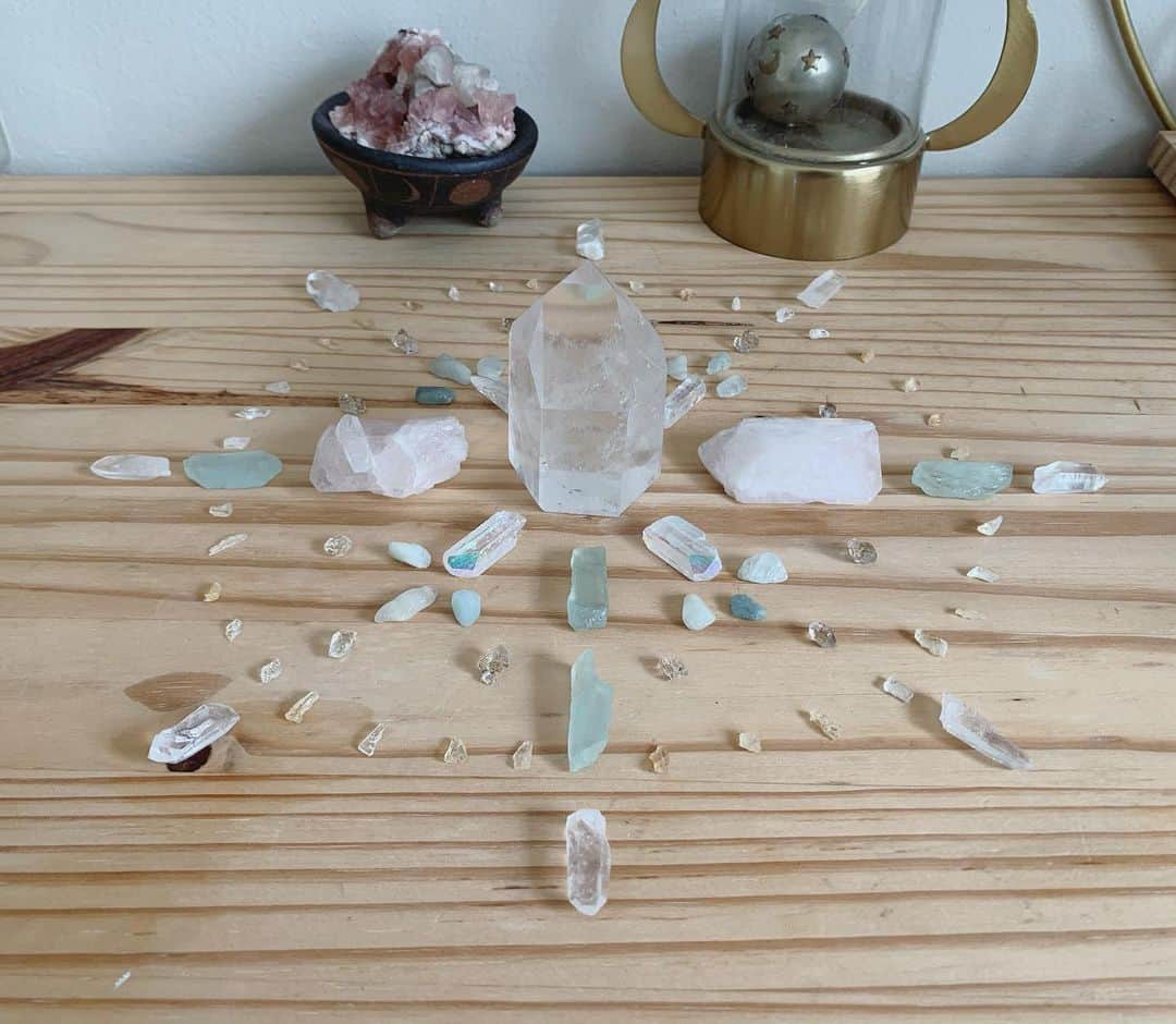 OLIVIAのインスタグラム：「Tapping back into crystal energies. Feeling so exhausted after my trip to Japan. It’s hard to find time to rest when I have a little one, but I managed to relax and ground myself when he was at school yesterday. Next week is a music making week, so freakin excited!!! 😄❤️ #crystalgrid #crystalhealing」