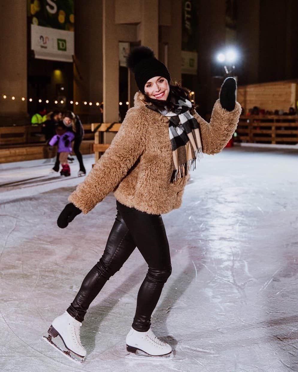 テッサ・ヴァーチュさんのインスタグラム写真 - (テッサ・ヴァーチュInstagram)「Let’s skate, Toronto! It's so much fun to be on the ice under the city lights with my friends from Best Buy. Get in on the holiday cheer at the Best Buy Warming Lounge and enjoy the city’s newest outdoor skating rink at Union Station ⛸ . #UnionHoliday #BestBuyCanada #excitementstartshere @bestbuycanada . 📸 @springmorris」12月7日 4時46分 - tessavirtue17