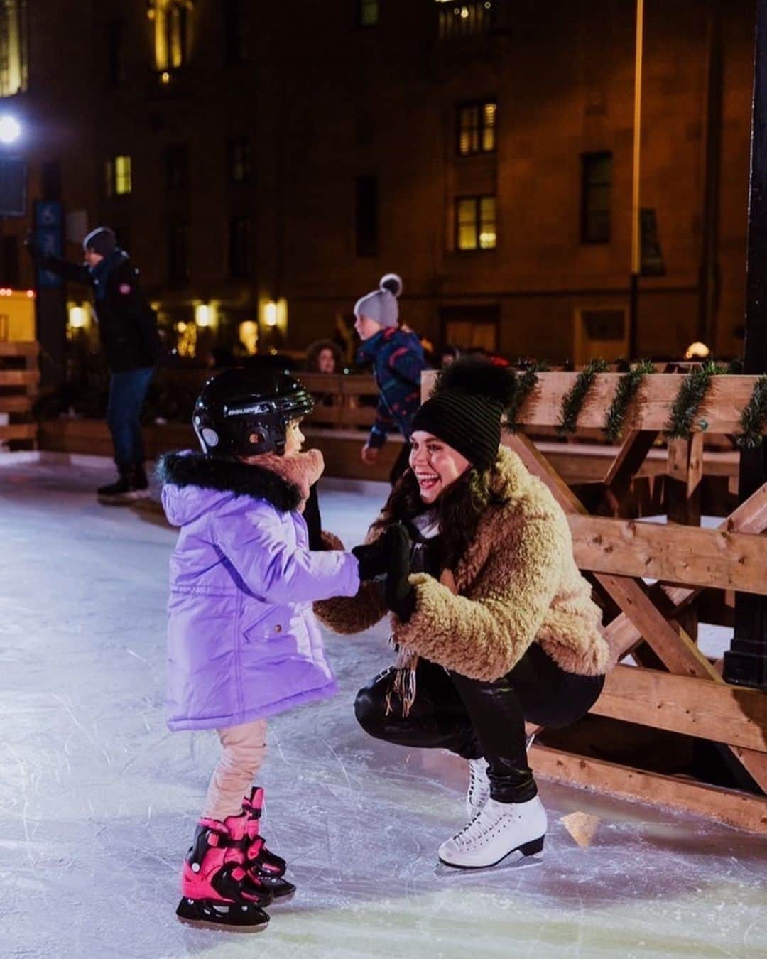テッサ・ヴァーチュさんのインスタグラム写真 - (テッサ・ヴァーチュInstagram)「Let’s skate, Toronto! It's so much fun to be on the ice under the city lights with my friends from Best Buy. Get in on the holiday cheer at the Best Buy Warming Lounge and enjoy the city’s newest outdoor skating rink at Union Station ⛸ . #UnionHoliday #BestBuyCanada #excitementstartshere @bestbuycanada . 📸 @springmorris」12月7日 4時46分 - tessavirtue17