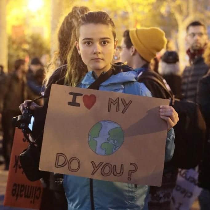 unicefさんのインスタグラム写真 - (unicefInstagram)「Right now, thousands of young people and children are marching for #ClimateAction in Madrid, Spain. As we enter the second week of #COP25 climate conference, we’re calling on world leaders to urgently reduce emissions and pollution for future generations. @unicef_es #FridaysForFuture」12月7日 5時00分 - unicef