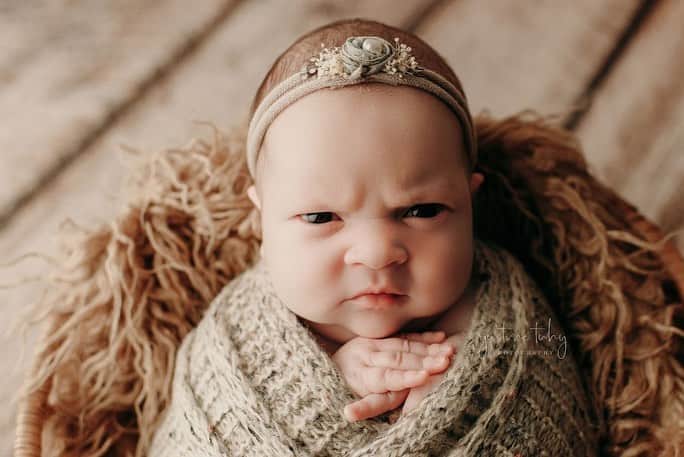 People Magazineさんのインスタグラム写真 - (People MagazineInstagram)「This "mean-mugging" baby doesn't seem thrilled to be getting her photo taken! 😂 In a hilariously adorable photoshoot, newborn Luna won over the hearts of thousands with her "unimpressed" expression for the camera — which her parents say comes naturally to their baby girl. ❤️ Tap the bio link for the adorable story. | 📷: Justine Tuhy Photography」12月7日 4時53分 - people