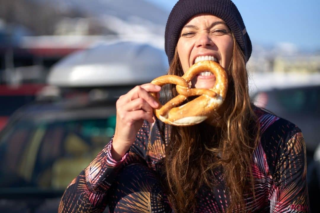 ロキシーさんのインスタグラム写真 - (ロキシーInstagram)「Base layer snacking with @mariakuzma in Austria」12月7日 5時00分 - roxy