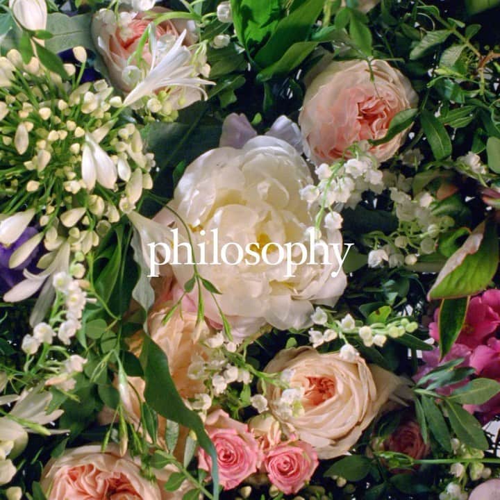 アリシア・デブナム・キャリーのインスタグラム：「I spent an entire day being showered with flowers and @lovephilosophy Amazing Grace. My life is complete. 🌸  #livewithgrace #philosophypartner」