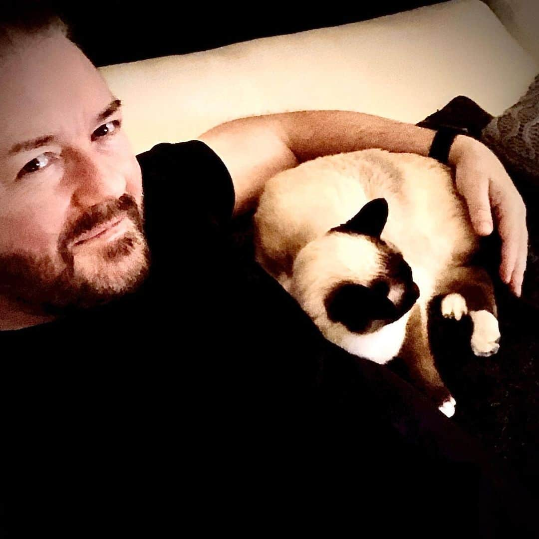 リッキー・ジャーヴェイスさんのインスタグラム写真 - (リッキー・ジャーヴェイスInstagram)「Another mental Friday night!」12月7日 5時07分 - rickygervais