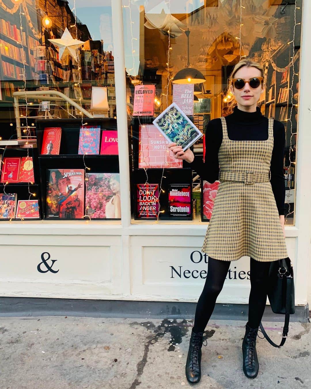エマ・ロバーツさんのインスタグラム写真 - (エマ・ロバーツInstagram)「London book shopping is the best book shopping @landrbookshop 🛍 check out our @belletrist pick this month #saltslow by #juliaarmfield 💚」12月7日 5時25分 - emmaroberts