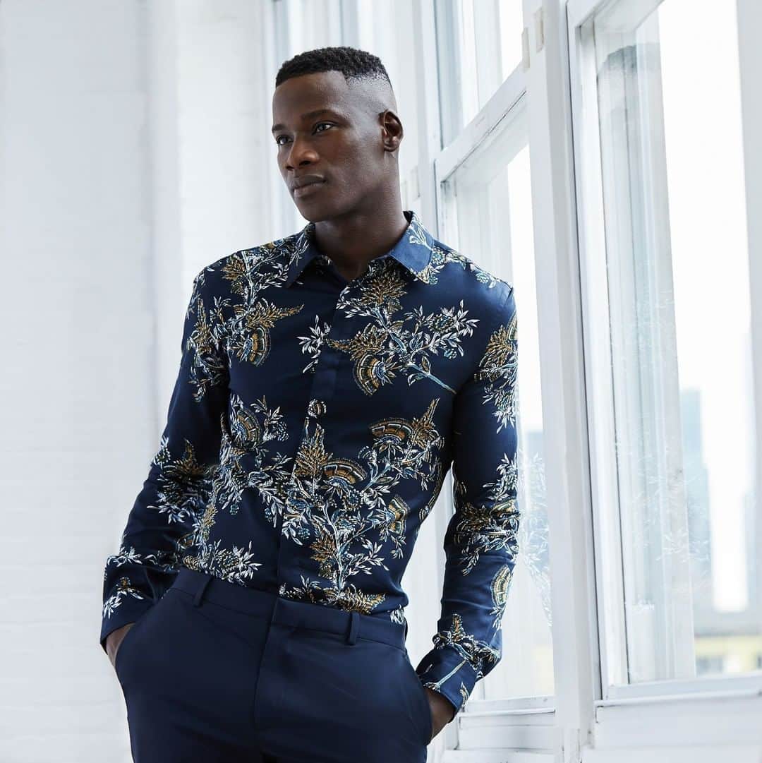 ペリーエリスのインスタグラム：「Make a statement at your holiday party with our botanical print shirt.」
