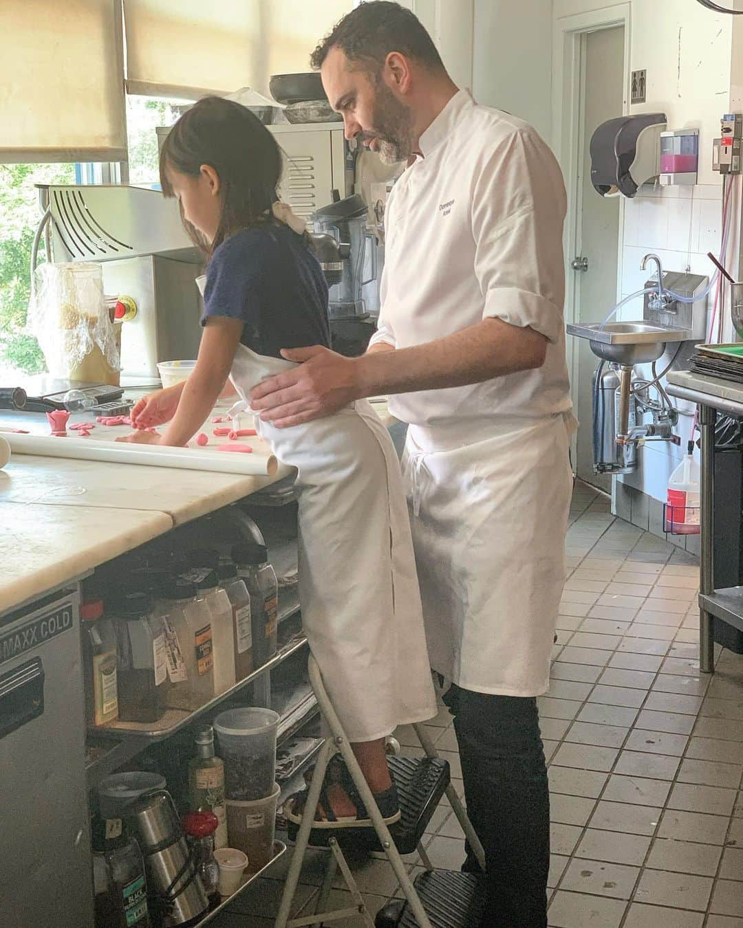 DOMINIQUE ANSEL BAKERYさんのインスタグラム写真 - (DOMINIQUE ANSEL BAKERYInstagram)「When your niece decides she wants to make cookies and fondant flowers, and you realize you had all that easily accessible and a step ladder to make her wish come true. Hope you’re all planning to bake with your loved ones at home this holiday season.」12月7日 5時43分 - dominiqueansel