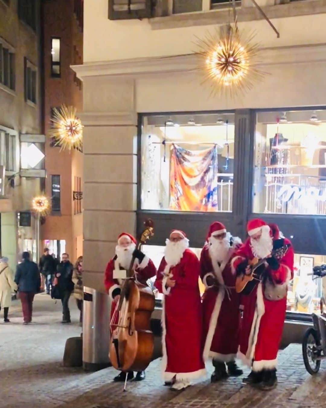 新倉瞳さんのインスタグラム写真 - (新倉瞳Instagram)「Thank you Santa-san  愉快で素敵 頭上にウニ  #🎅🏼 #zürich」12月7日 6時18分 - hitominiikura