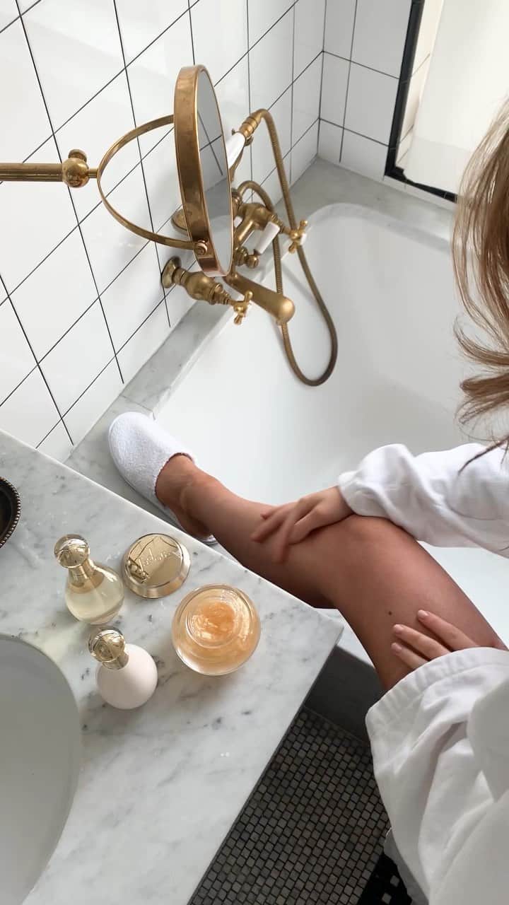 Kelsey Simoneのインスタグラム：「A little gift from @diorskincare ✨」