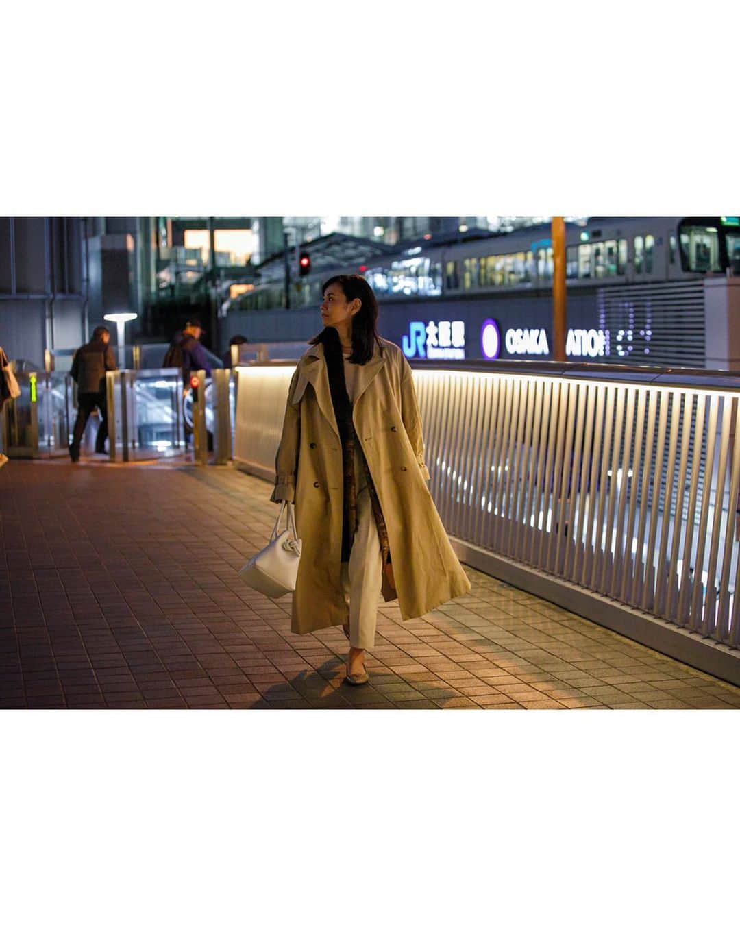 田中幸恵のインスタグラム：「___ . トレンチまだ着たいから、ジレと重ね着🧥🐻 . 一枚ジレを挟むだけで、あったか♡ 重ね着ってあんまり得意じゃないけど、これはええわ👏 . とは言え、夜はやっぱり寒かった🍂 . #gallardagalante  #ebure  #zara #repetto  #vasic #ジレ　#トレンチコート」