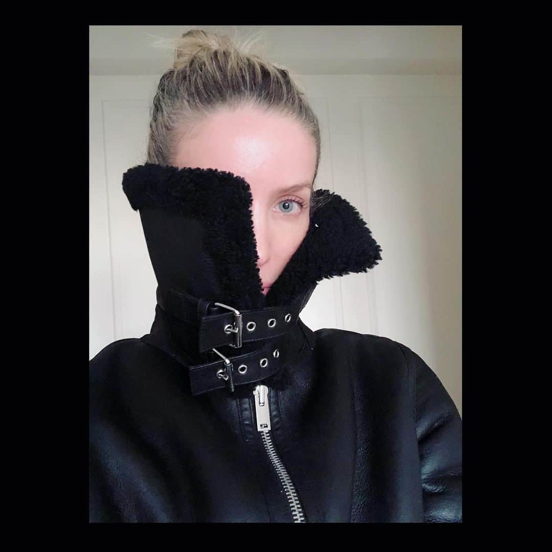 アナベル・ウォーリスのインスタグラム：「My kind of collar @theory__ 🐺🐺🐺🐺🐺🐺🐺🐺🐺🐺🐺🐺🐺」