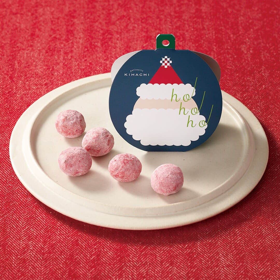 KIHACHI公式Instagramさんのインスタグラム写真 - (KIHACHI公式InstagramInstagram)「パティスリー キハチの「クッキーBOX ポルボロンいちご」。 ローストした小麦粉を使いほろっとした食感に仕上げた生地に、フリーズドライのいちごを入れました。いちごの甘い香りと味わいが広がります。 クリスマスプレゼントにぴったりの「サンタクロース」モチーフのパッケージ。  詳細はプロフィールのリンク( @kihachi_official )からオンラインショップまたは、ニュースページをご覧ください。 店舗によって取扱い商品が異なります。また、一部取扱いのない店舗がございます。詳しくは各店舗にお問い合わせください。 . . #キハチ #パティスリーキハチ #KIHACHI #patisseriekihachi  #クリスマススイーツ #クリスマスプレゼント #ポルボロン #tokyosweets」12月7日 6時31分 - kihachi_official