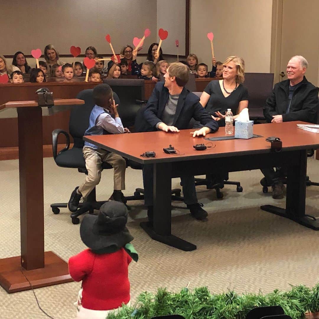 E! Onlineさんのインスタグラム写真 - (E! OnlineInstagram)「There wasn't a dry eye in the house when 5-year-old Michael's entire kindergarten class came to celebrate his adoption into his new family. We're not crying, YOU'RE crying at the full story at the link in our bio. (📷: 17th Circuit Court - Family Division)」12月7日 6時46分 - enews