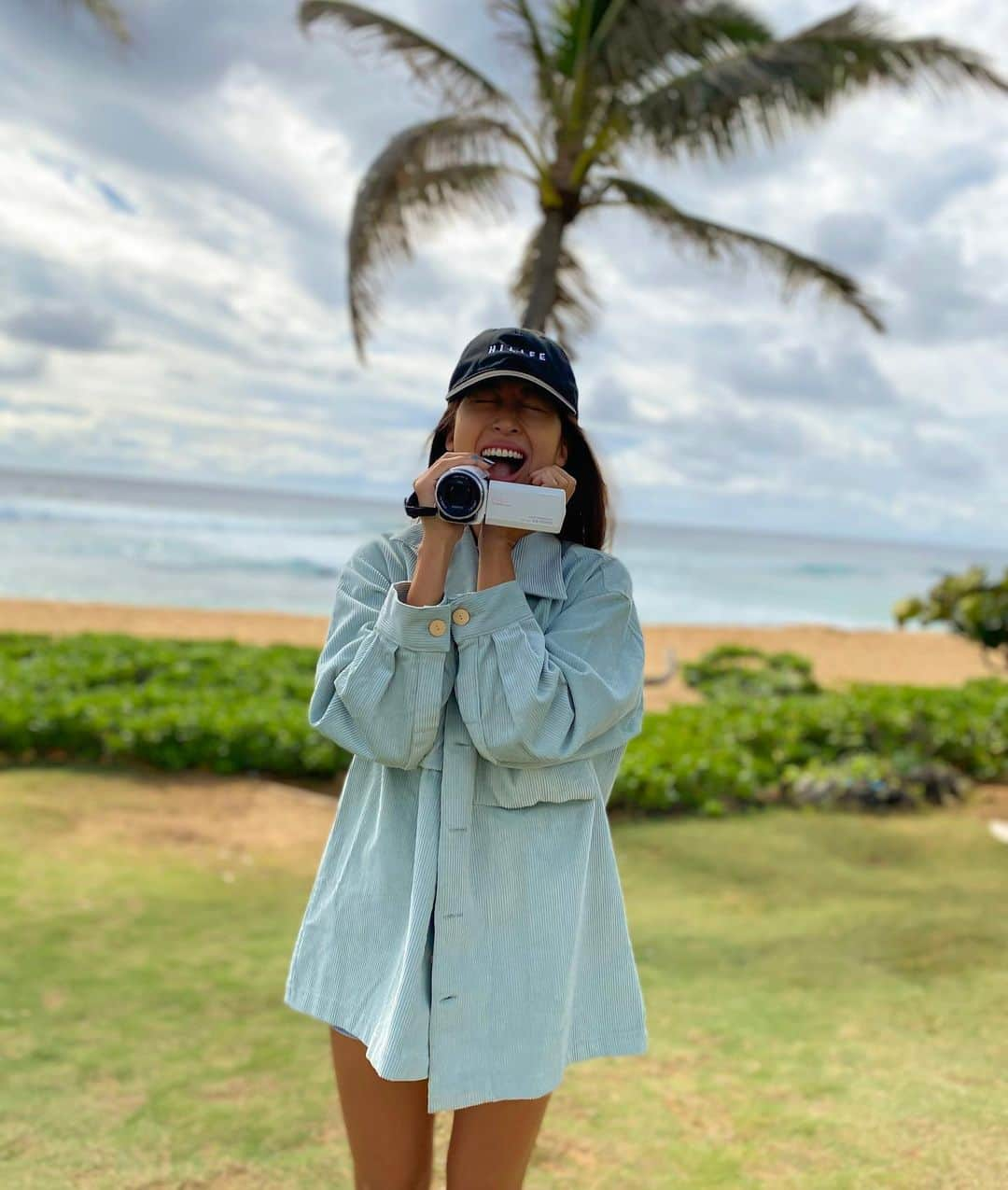 Mieさんのインスタグラム写真 - (MieInstagram)「旦那さまのサーフィンを撮影しにサンディビーチへ⛱  昔さ、仁とリアを妊娠中は専業主婦だったから、ほぼほぼ毎日鉄っちゃんに駆り出され、撮影してた🤗  毎日鉄だけを追っかけて撮ってたおかげで、沖が遠くて見えづらくても、沖に何人いてもすぐに鉄だと見分けがつく位、専属カメラマンでした。  今日久々に来たけど、その腕は健在🙋‍♀️ たんすからひっぱり出してきたハンディカムもご健在😬  #ハワイ生活　#サンディビーチ #撮影日　#サーフィン　#ハワイサーフレッスン #教えてもらってね　#プライベートサーフレッスン　#ハワイ　#ttse_hi @teppeitajima @teppeitajimasurfexperience」12月7日 6時40分 - miefromhawaii