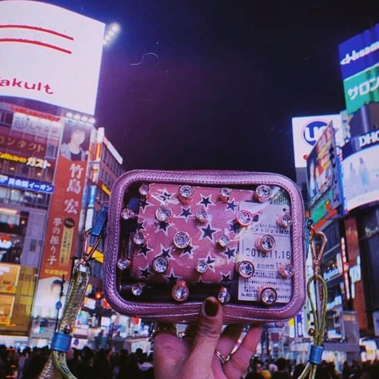 SOPHIA WEBSTERさんのインスタグラム写真 - (SOPHIA WEBSTERInstagram)「Touring Tokyo with the this little gem! 💎 📸 @theeastlondonedit  #SophiaWebster #SophiaWebsterBags #SophiaWebsterAccessories」12月7日 6時53分 - sophiawebster