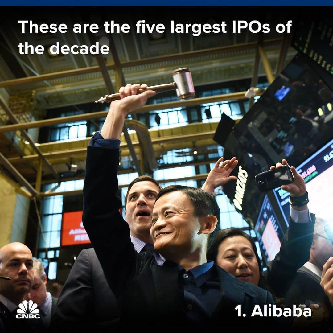 CNBCさんのインスタグラム写真 - (CNBCInstagram)「It’s been a pretty busy 10 years for IPOs.⁠⠀ ⁠⠀ 2019 caps off a decade that’s seen more than 1,800 companies make the transition from public to private – a nearly 11% increase compared with the prior decade.⁠⠀ ⁠⠀ The types of companies the came to the market changed, too. Back in the 2000s, the five biggest IPOs of the decade were Visa, AT&T, Kraft Foods, Infineon and China Unicorn. This year, tech companies mostly took the lead: Alibaba came in at No. 1, followed by Facebook, General Motors, Uber Technologies and HCA Healthcare.⁠⠀ ⁠⠀ See why these companies were the top IPOs of the decade at the link in bio. (With Grow)」12月7日 6時57分 - cnbc