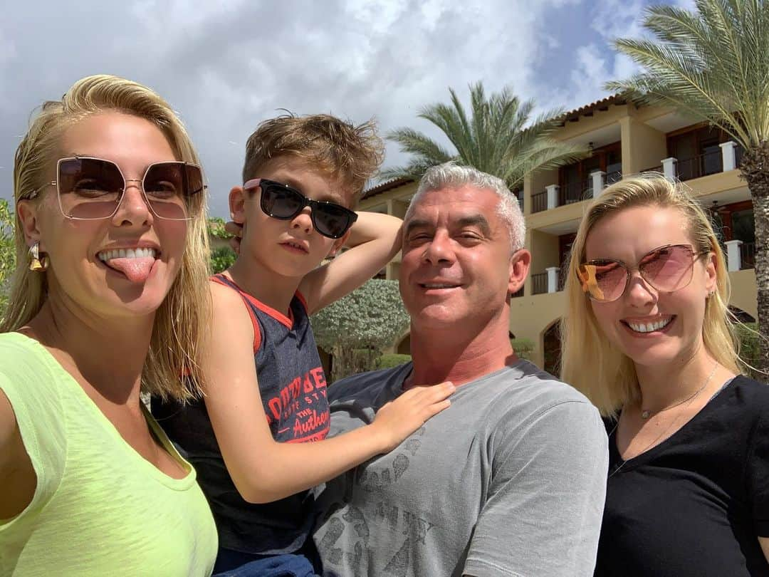 Ana Hickmannさんのインスタグラム写真 - (Ana HickmannInstagram)「Férias perfeitas!!! @alewin71 @fehickmann @visitecuracao #curacao #famila #anahickmanneyewear」12月7日 7時00分 - ahickmann