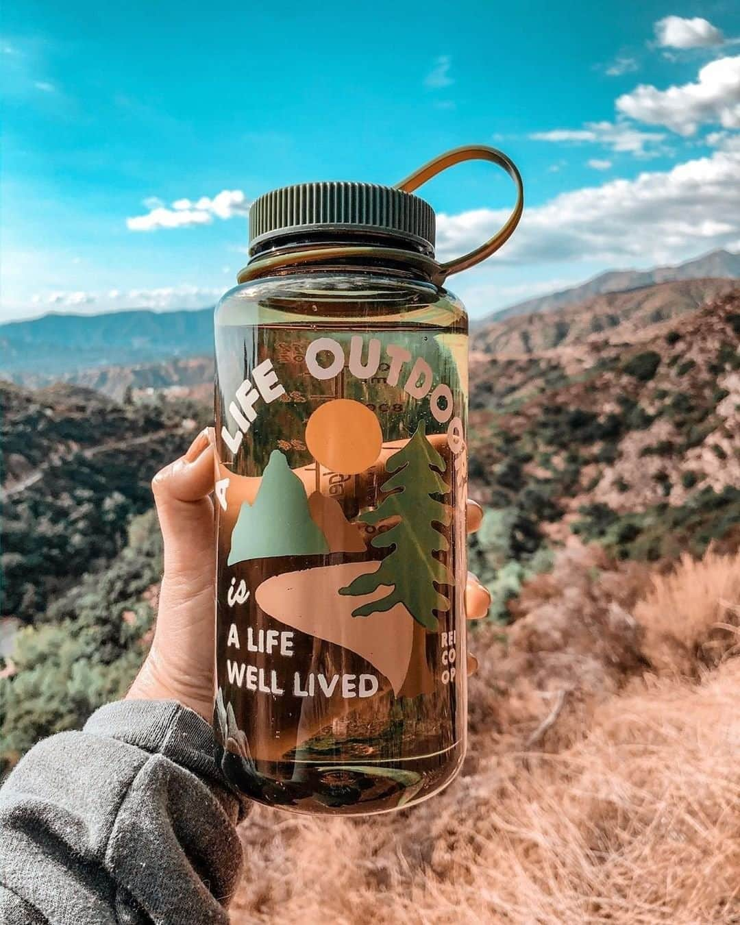 REIさんのインスタグラム写真 - (REIInstagram)「We all like to sip more sustainably. Show us where you take your reusable drinkware and tag #REIchallenge.  Photo: @steph__hendrix in San Gabriel Mountains, #California. #OptOutside」12月7日 7時00分 - rei