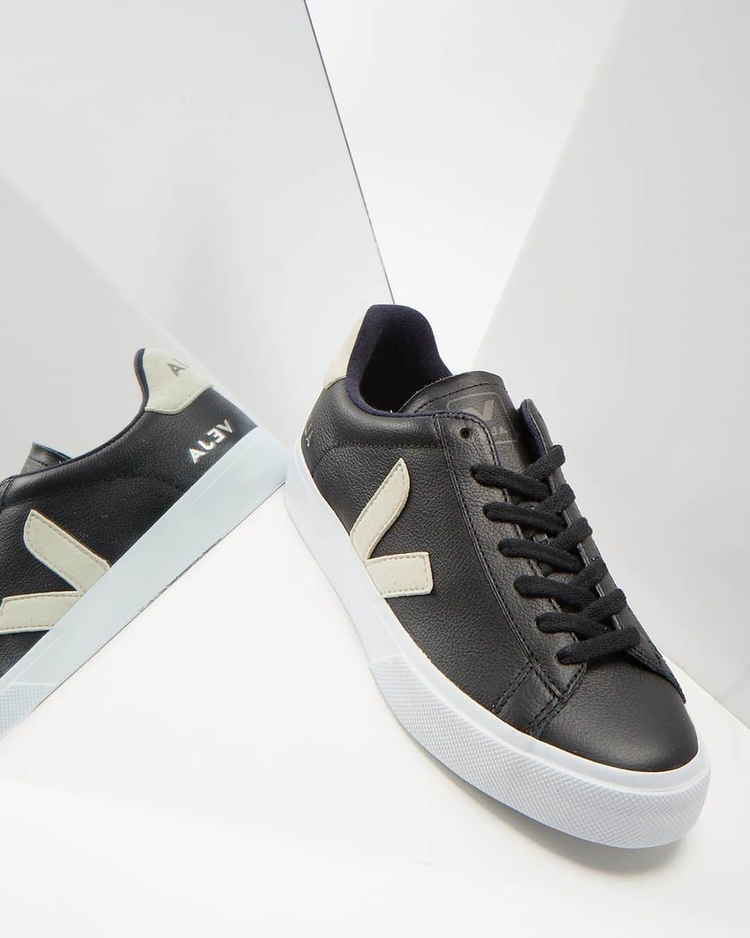 のインスタグラム：「Transparency, organic materials and fair trade sourcing from @veja Shop now online #veja #sustainablesneakers #conscious #lnccconscious」