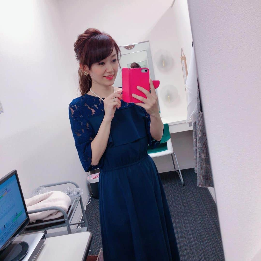 岡部玲子さんのインスタグラム写真 - (岡部玲子Instagram)「本日の衣装とヘアアレンジ☺️ 年齢のせいなのか、落ち着いた色を着ると、気持ちも落ち着く今日この頃☺️ 本日はネイビーのレースが入ったロングワンピースでした☺️ 髪の毛は後ろでふわっとまとめてくださいましたよ✨ なんだか今日は組み合わせが難しかったなーっ🏇 リゲルSで狙って…大騒ぎできましたが…散りました😅 明日頑張ろっ💪‼️ #岡部玲子 #子育て #主婦 #アラフォーママ #タレント #レポーター #40代 #キャスター #アナウンサー #競馬キャスター #女子アナ #フリーアナウンサー #ドレス #レースワンピース #衣装 #ヘアアレンジ #生放送 #競馬 #mama #talent #reporter #mc #announcer #hairarrange #dress #tvshow」12月7日 17時53分 - reiko_okabe