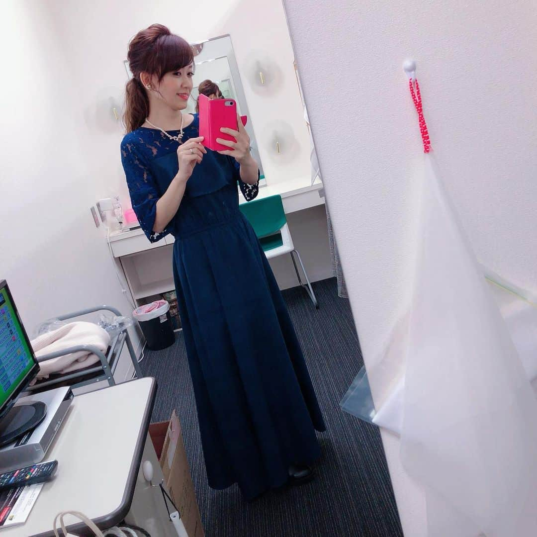 岡部玲子さんのインスタグラム写真 - (岡部玲子Instagram)「本日の衣装とヘアアレンジ☺️ 年齢のせいなのか、落ち着いた色を着ると、気持ちも落ち着く今日この頃☺️ 本日はネイビーのレースが入ったロングワンピースでした☺️ 髪の毛は後ろでふわっとまとめてくださいましたよ✨ なんだか今日は組み合わせが難しかったなーっ🏇 リゲルSで狙って…大騒ぎできましたが…散りました😅 明日頑張ろっ💪‼️ #岡部玲子 #子育て #主婦 #アラフォーママ #タレント #レポーター #40代 #キャスター #アナウンサー #競馬キャスター #女子アナ #フリーアナウンサー #ドレス #レースワンピース #衣装 #ヘアアレンジ #生放送 #競馬 #mama #talent #reporter #mc #announcer #hairarrange #dress #tvshow」12月7日 17時53分 - reiko_okabe