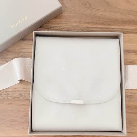 亀恭子のインスタグラム：「ステキなgiftが…❤︎ . . . @maayapearls のショートパールネックレス . . 開ける時のワクワク感を動画で撮ってみたけど、 左上に息子のちょっかい。 . . #holidaygift #jewelry #maayapearls #december #❤︎」