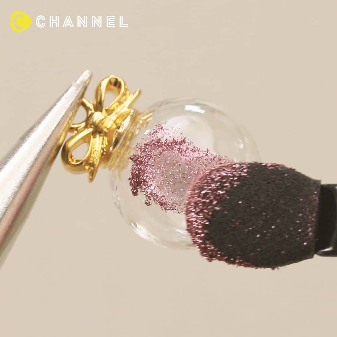 C CHANNEL-Art&Studyのインスタグラム：「🎄DIY Soft and Festive Ornament Earrings💝 🎄クリスマス気分を盛り上げよう!!オーナメントピアス💝 . 🎨Follow me👉 @cchannel_artandstudy 🎵 💡Check👉 @cchannel_girls 🎶 📲C CHANNELのアプリもよろしくお願いします💕 . creator：勝又美蘭　Instagram @fantasia_miran . [Things you need] ・ Glass dome ・adhesive ・ UV-LED craft resin coating solution ・ UV-LED light ・ Mirror powder ・ Metal nail parts ・ Hemispherical pearl ・ Round part ・ 9 pin ・ Piercing parts . [Steps] 1. Adhere the lid to the glass dome. 2. Apply resin coating solution and cure. 3. Apply mirror powder using the eyeshadow sponge. 4. Apply resin coating solution over the powder and cure. 5. Adhere metal parts and hemispherical pearls. 6. Completed by connecting the glass dome, 9 pin, and pierced parts to a round part. . . もうすぐクリスマス!! お部屋の飾り付けは進んでいますか⁉︎ 今年は耳元の飾り付けも楽しんで♡ . 【用意するもの】 ・ガラスドーム ・接着剤 ・UV-LEDクラフトレジンコーティング液 ・UV-LEDライト ・ミラーパウダー ・メタルネイルパーツ ・半球パール ・丸カン ・9ピン ・ピアスパーツ . 【作り方】 1. ガラスドームに蓋を接着する。 2. レジンコーティング液を塗って硬化する。 3. チップを使ってミラーパウダーを塗る。 4. パウダーの上からレジンコーティング液を塗って硬化する。 5. メタルパーツ,半球パールを接着する。 6. 丸カンにガラスドーム,9ピン,ピアスパーツを繋いで完成 。 . ※作業中は手袋の使用、部屋の換気をおすすめします。 ※レジンは高温となりますので取り扱いには十分に注意してください . . #christmasaddict#ilovechristmas#christmasdecorations#handmadechristmas#handmadechristmasgifts#christmasiscoming#handmadejewelry#jewelryaddict#jewelrymaking#jewellerymaker#handmadeearrings#earringstyle#ornaments#christmasornament#handmadecrafts#diyvideo#diycrafts#handmadeaccessories#mirrorpowder#resinjewelry#resinaccessory#resinartwork#videotutorial#miniature#mirrornails#christmasornament#christmas#handmadepierce#cchanDIY」