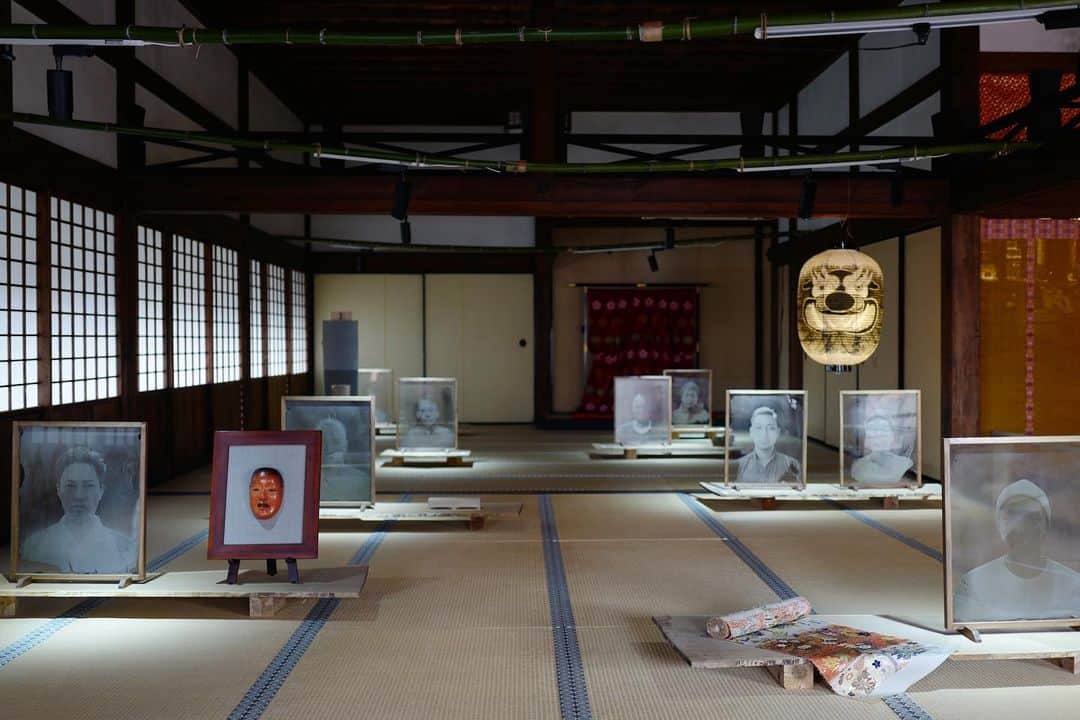 行方 久子 Hisako Namekataさんのインスタグラム写真 - (行方 久子 Hisako NamekataInstagram)「#hisakotravel  その妙覚寺では、カメラマン外山亮介さんの工芸の職人たちを写した写真と、その人たちの作品またはまつわるものたちの展示が。 表には出てこない職人たちもピックアップされていて、先日お邪魔した堤淺吉漆店 @tsutsumi_urushi の卓也さんも参加されていました。 カメラからご自分で作られていて（3枚目） 被写体の本質に迫る写真は迫力があり、生き物のようで、とても興味深い展示でした。」12月7日 16時23分 - hisakonamekata
