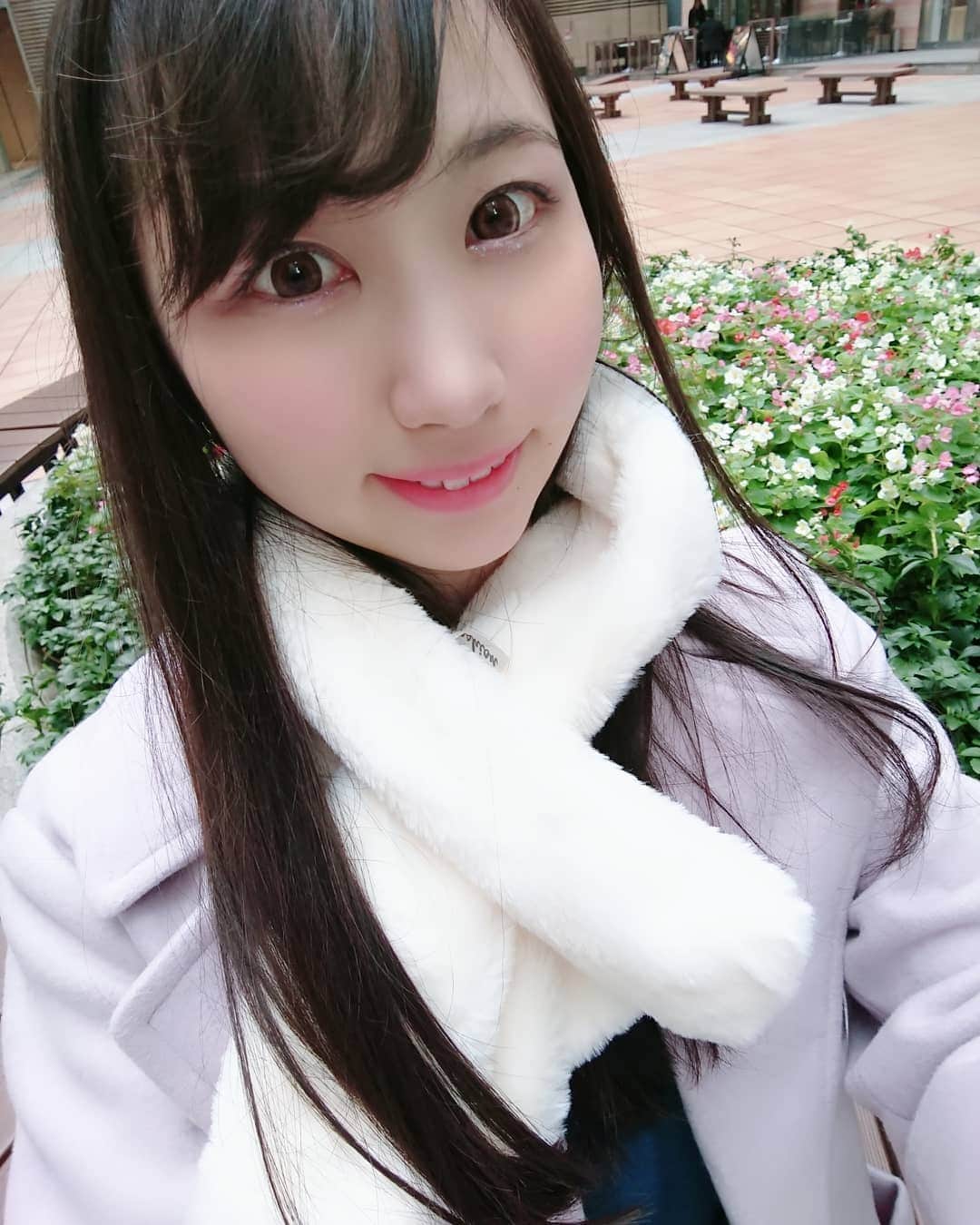 のインスタグラム：「寒いね～❄️ 風邪ひいてない☕❔ . . . . . 涙袋キラキラさせるグリッター✴️つけたときの💖 #ミルクブリングシャドウ (ma-0004-colorgramtok) ： @queen.lupis . . . 💜∴..∴..∴..∴..∴..∴..∴.💜 . . . . #白葉まり #グラビアアイドル #グラドル #タレント #メイク #アイメイク #グリッターアイシャドウ #ハッピーオーラ #私服 #コーデ #ルピス #ファッション #冬コーデ #リング #12月 #december #fashion #code」