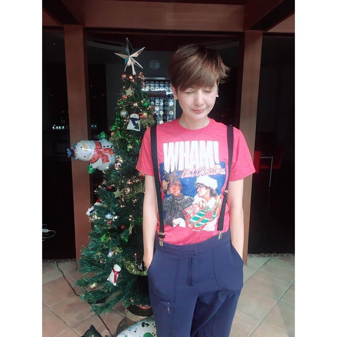 イレーネのインスタグラム：「今日もシャンシャンお疲れ様でしたん  昨日、公開初日に映画ラスト・クリスマス観に行って、開始2分で1人号泣したのがわたしです...だってわたしの大好きな曲が早速登場したんだもん... #lastchristmas #zipfm #wakeywakey #もはやセーターではない」