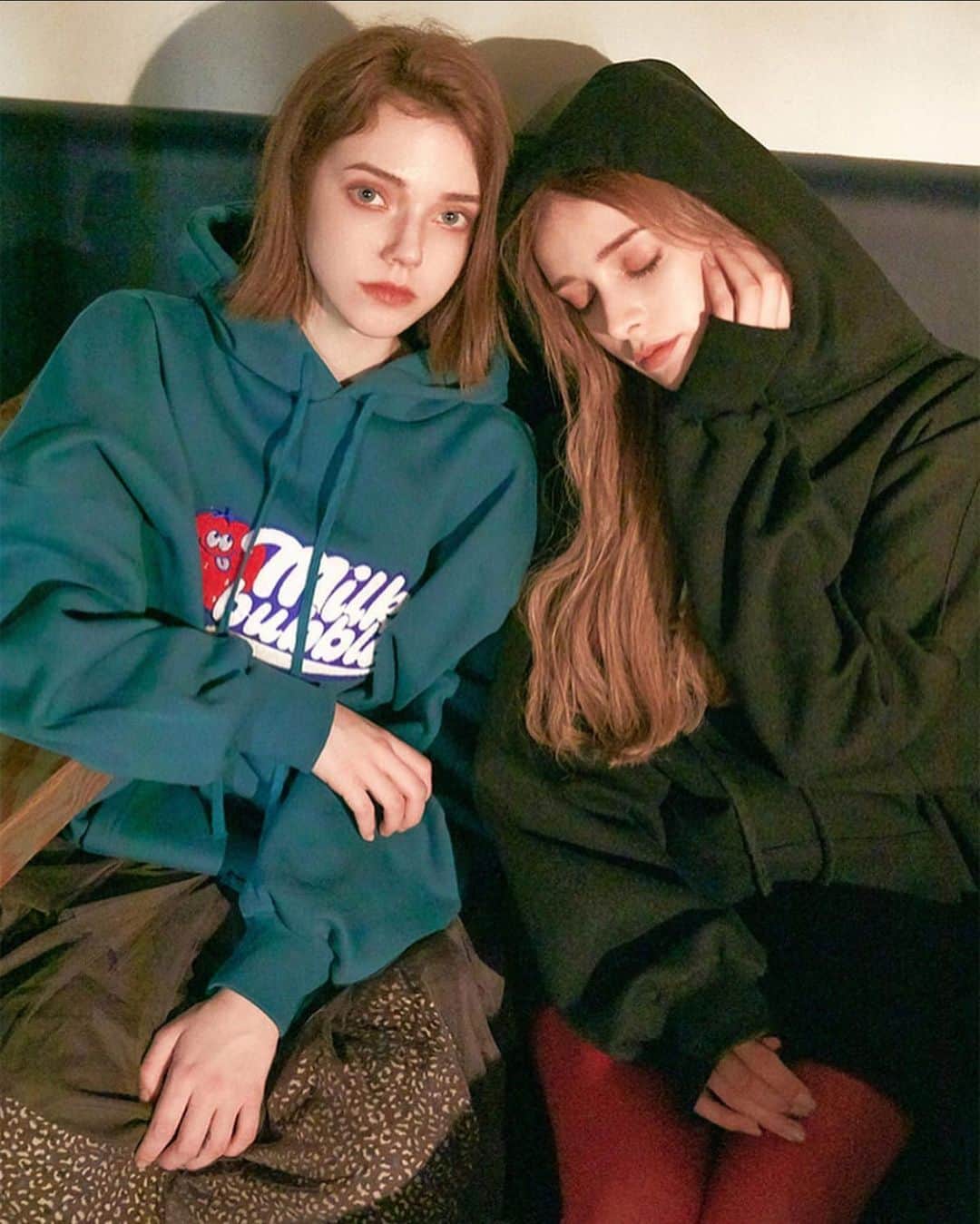 Chuuのインスタグラム：「Strawberry Milk  OPEN!!!! / 19fw "Milk Club"  락커룸에서 방금 나온것같은 편안함과 귀여움으로 디자인된 2019FW 스베밀 아이템들! 일상속에서 편하게 입을수있는 소재감과 디자인의 2019FW 컬렉션은 "Milk Club"이라는 주제로 출시됩니다.  실용적이며 편안한 룩에 유니크한 프린트와 로고플레이로 디자인된 19FW 스베밀. 하루빨리 밀크클럽에 조인하세요!  #chuuseoul @strawberrymilk_chuu」