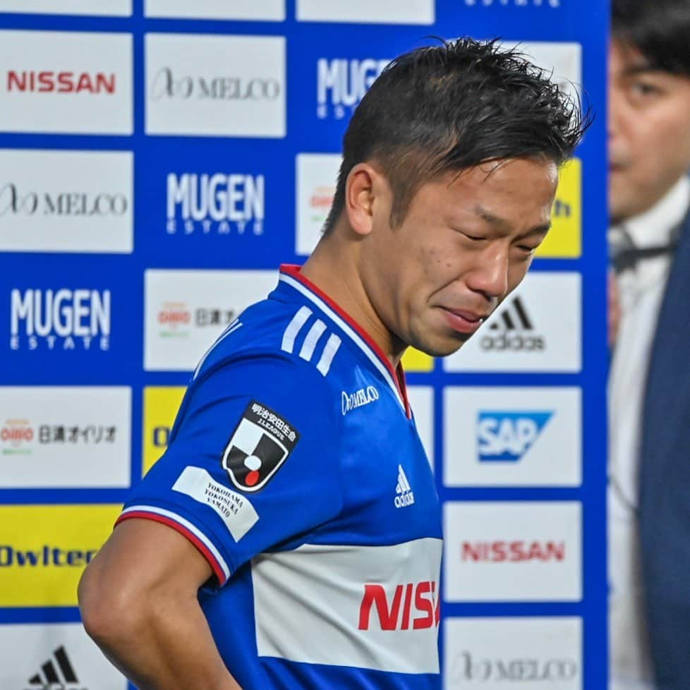 サッカーキングさんのインスタグラム写真 - (サッカーキングInstagram)「. マリノス一筋、主将・喜田の男泣き （2019.12.07） . 📷Photo by @shimpeei （SOCCERKING） . #喜田拓也 #TakyaKida #主将 #キャプテン #captain  #チャンピオン #champion #おめでとうございます #🏆 #横浜Fマリノス #FMarinos #コトシハJガハンパナイ #Jリーグ #JLeague #J撮り #J1 #football #サッカーキング #⚽️ #サッカー」12月7日 16時41分 - soccerkingjp