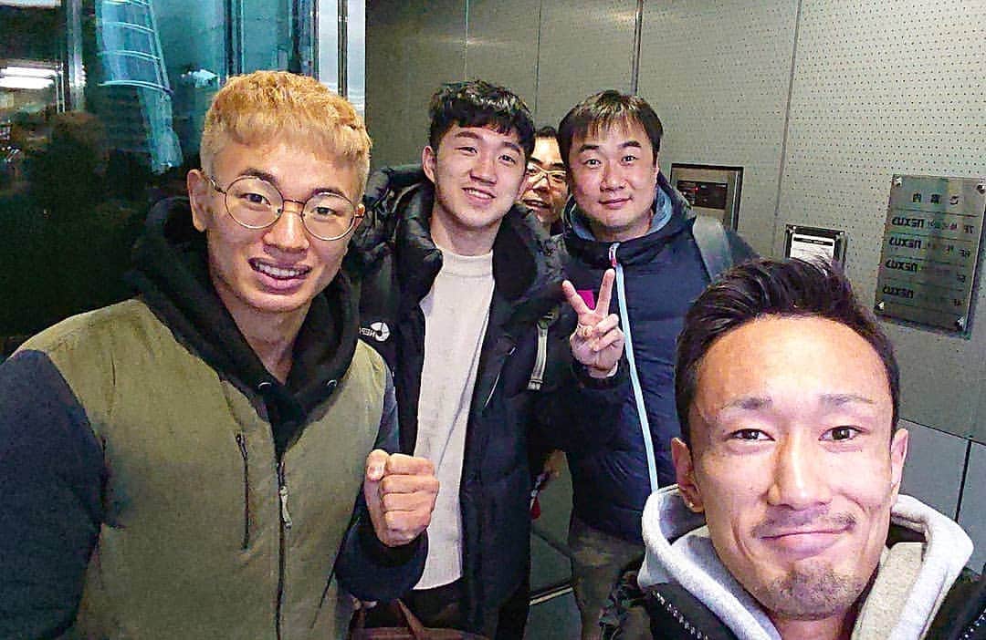 梅野源治のインスタグラム：「二人のRISEチャンピオンと♪ @chanhyeong92  @dash__sh  #RISE #Champion #明日は共に頑張ろう」