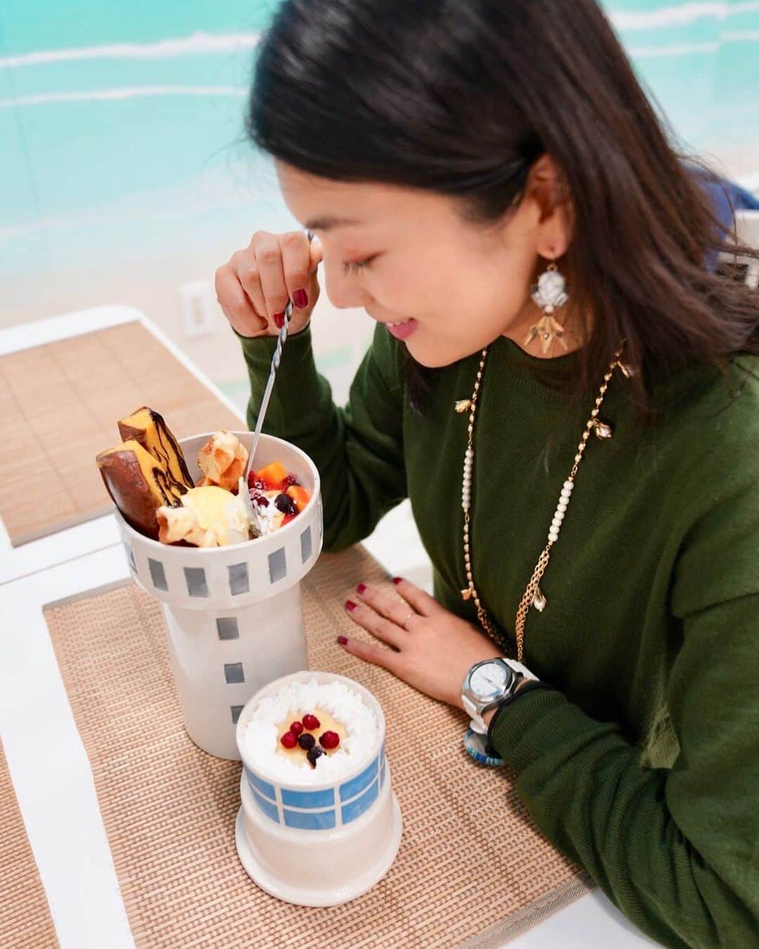 のインスタグラム：「福江島のごとカフェで 灯台パフェをいただきました。 福江島にある本処てるてるの店主みゆきさんと一緒に食べたんですけど、 かなりの量でした！ 中は地元の安納芋がたくさん詰まっていてとりあえずボリューム満点。 この灯台器は、ごとカフェのスタッフがデザインしたんですって。 かわいい、かわいい😍  #島旅#島#船旅#旅#国内旅行#日本の島#五島列島#福江島 #長崎 #冬の島旅 #goto #nagasaki#fukue #ごとカフェ #灯台パフェ」